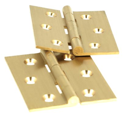 2 stuks hoogwaardige meubelscharnieren van messing, geperforeerd, 60x50x1,8 mm; gepolijst. Meubeltape 15.13.125 van SISO Denemarken