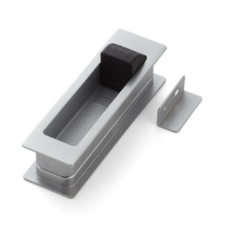 Inlaathandvat van zinklegering met geïntegreerde uitklapbare deurstop, afwerking: verchroomd, satijn mat, 135 mm (5,4") HH-P135DC. Inlaatgreep HH-P135DC met stootstop voor schuifdeur, van Sugatsune / LAMP® (Japan)