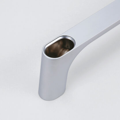 Hoogwaardige massieve zinklegering (ZDC) handgreep, verchroomd, satijn mat met zwarte afdekkappen, 145 mm (5,8") KMH-120-BL. Machinehandgreep KMH-120-BL voor industriële kast, productie-installatie, machinebouw, door Sugatsune / LAMP® (Japan) - Afbeelding 5