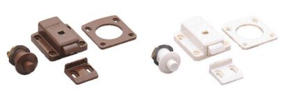 Push-Knopf-Verschluss für dicke Möbeltüren von 22 bis 25 mm SL-B251-BR von Sugatsune, braun. Anwendungsbeispiel